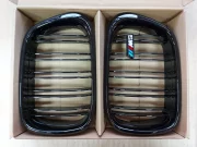 Решетки радиатора BMW E39 ноздри сдвоенные черный глянец со значком М5 LOWSTUFF 5211072M5